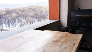 A bright and relaxing space with a cozy sitting area – perfect for soaking in the views and fresh mountain air 🌄