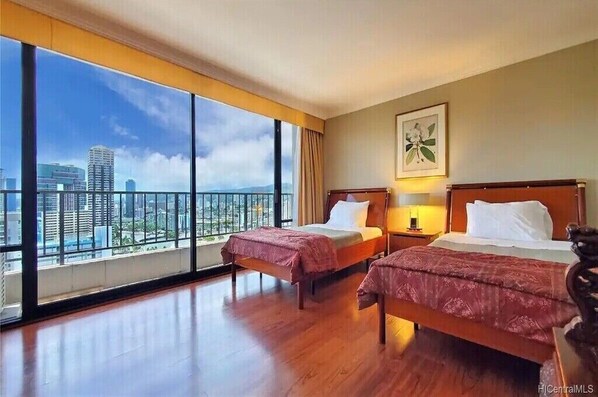 2 full beds with city views and ocean view from the lanai