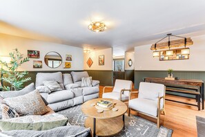 Living Room | Central A/C & Heating | Free WiFi | Smart TV