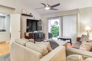 Living Room | Central A/C & Heating | Free WiFi