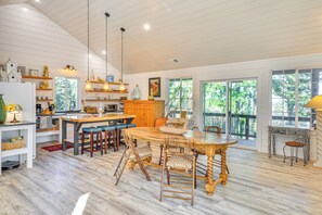 Dining Area | Dishware/Flatware Provided | Main Floor