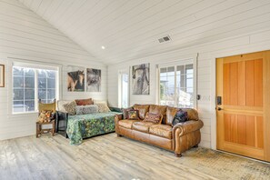 Living Room | Queen Daybed | Main Floor