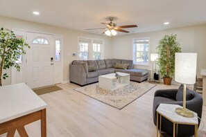 Living Room | Free WiFi | Central A/C & Heating | Smart TV