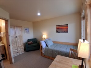 SANDPIPER SUITE
TWIN WITH TWIN TRUNDLE UNDER
FOLD OUT SLEEPER CHAIR