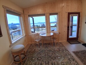 HAVE COFFEE INSIDE OR ON YOUR PRIVATE DECK
DRINK IN THE VIEW
STROLL TO THE BEACH