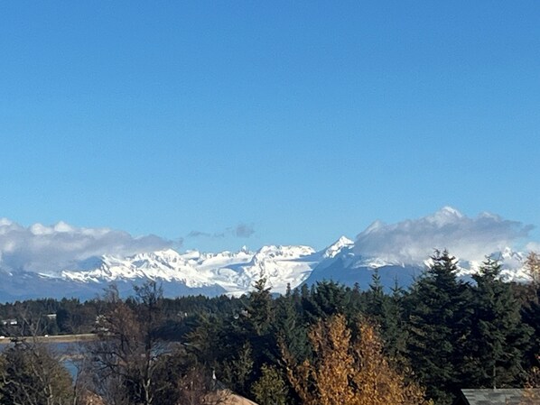 WELCOME TO THE BEACH WALK INN
GLACIER SUITE
WHAT A VIEW OF GREWINGK GLACIER!