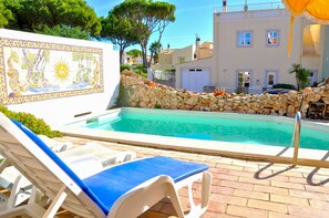 Swimming pool with ladders l