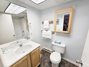 Walkable Stowe Condo: Pool, Hot Tub, Fireplace (5152)