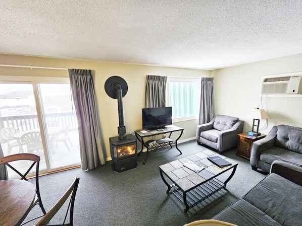 Walkable Stowe Condo: Pool, Hot Tub, Fireplace (5148)