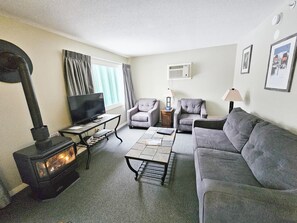 Walkable Stowe Condo: Pool, Hot Tub, Fireplace (5149)