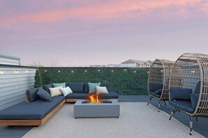Spacious Rooftop Retreat with Cozy Fire Pit
