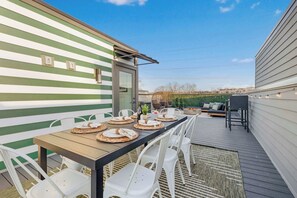 Spacious Rooftop with Dining Area Perfect for Gatherings and Relaxation
