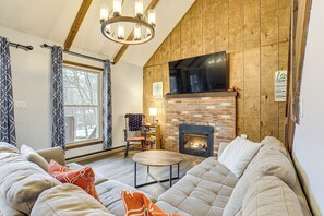 Living Room | Smart TV | Fireplace