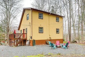 Home Exterior | Fire Pit | Deck | Gas Grill
