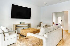 Downstairs Living Room | Smart TV | Full Sleeper Sofa | 1st Floor