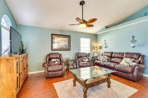 Living Room | Smart TV w/ Cable