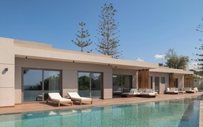 A private 77 sq.m. pool, with step access and a depth of 1.4 meters