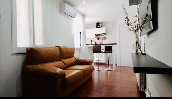 Sala de estar luminosa con AC y calefacción