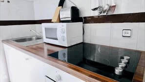Cocina de vitrocerámica, horno, cafetera italiana, microondas y kettle 