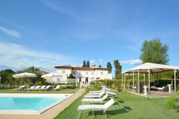 Swimming Pool, Resort, Outdoor Furniture, Garden, Sunlounger, Lawn, Landscaping, Yard, Shade, Chair