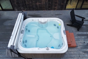 Enjoy your outdoor space into a personal oasis with our luxurious outdoor hot tub. Designed to offer unparalleled relaxation and comfort, this hot tub is perfect for soaking away the stresses of everyday life, day or night.