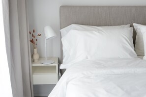 Cama y Mesa de Luz