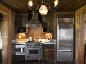 D - Grand Banks Cottage - Gourmet Kitchen