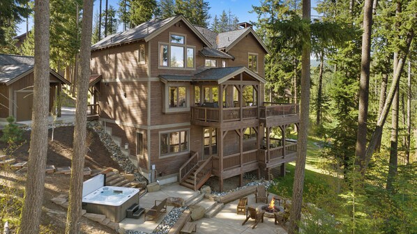 Black Nugget Lodge: