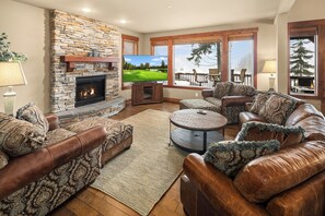 Black Nugget Lodge: - Relax in the comfortable living room.