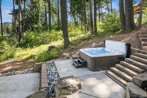 Black Nugget Lodge. - Warm up in the private hot tub!