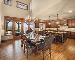 Black Nugget Lodge: - Fantastic great room on the main floor.
