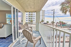 Private Balcony with Sunset Views!