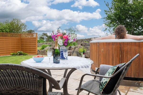 6-person hot tub with private garden.