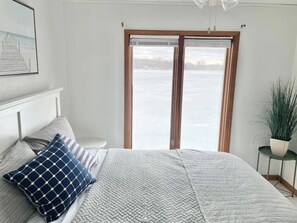 Queen Bed with lake view