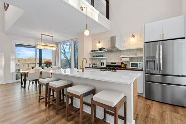 Full kitchen / dining area