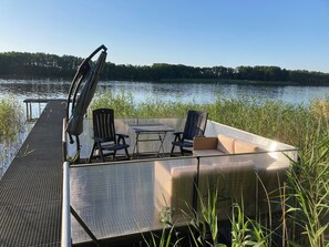 privater Steg mit gemütlichen Loungemöbeln und Seeblick
