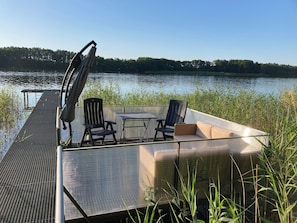privater Steg mit gemütlichen Loungemöbeln und Seeblick