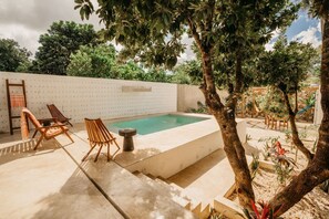 Backyard pool and patio - pool towels included!