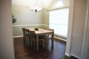 Enjoy meals together in this bright, modern dining area. Featuring a spacious table, seating for six, and warm natural light, it’s perfect for family dinners, game nights, or quiet coffee mornings. A cozy space to create memories! 