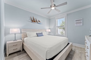 King Bedroom On 1st Floor