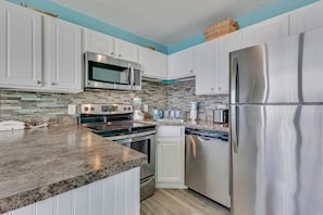 Atlantic Towers 1005-print-011-025-Kitchen-4200x2800-300dpi