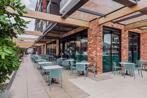 East End Cellars and a range of eateries and great coffee available directly below the aprtment