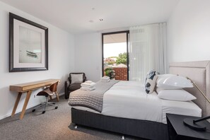 Master Bedroom with King Bed, Office Desk, ensuite, robe, private balcony (1)