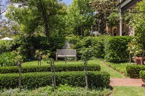 The Retreat, North Adelaide, solar heated pool & Spa, Tennis Court, extensive gardens