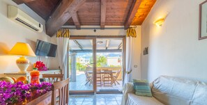 Communal lounge/ TV room,Dining area,Garden view
