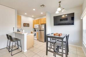 Dining Area | Dishware/Flatware Provided | 1st Floor