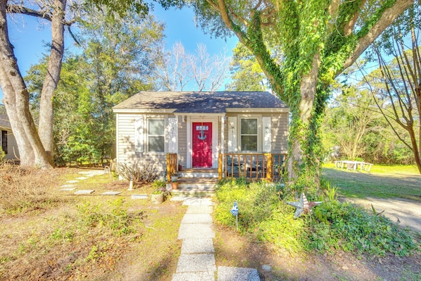 Beaufort Vacation Rental | 2BR | 1BA | 3 Steps Required | 800 Sq Ft