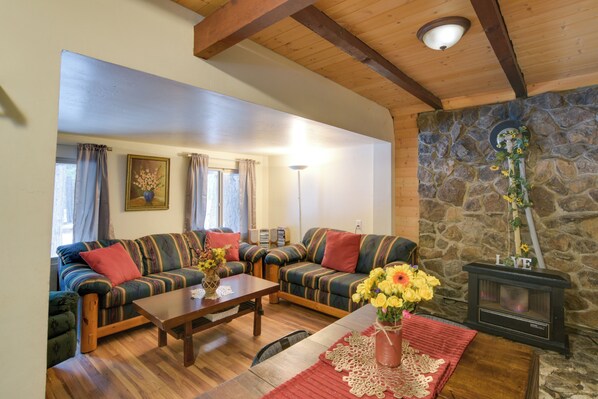 Butte Meadows Vacation Rental | 1BR | 1BA | 1,200 Sq Ft | Steps to Enter