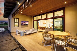 Lanai dining and lounging area