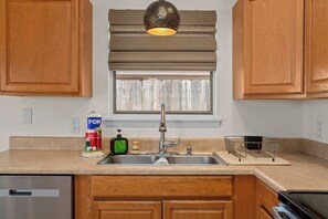 Quiant kitchen proving all the light you may need or dim them for a relaxing ambiance. Amenities include: -pots,pans and common cooking utensils -paper towel roll and cleaning supplies -dish and hand soap-starter dishwasher pods - drying rack 